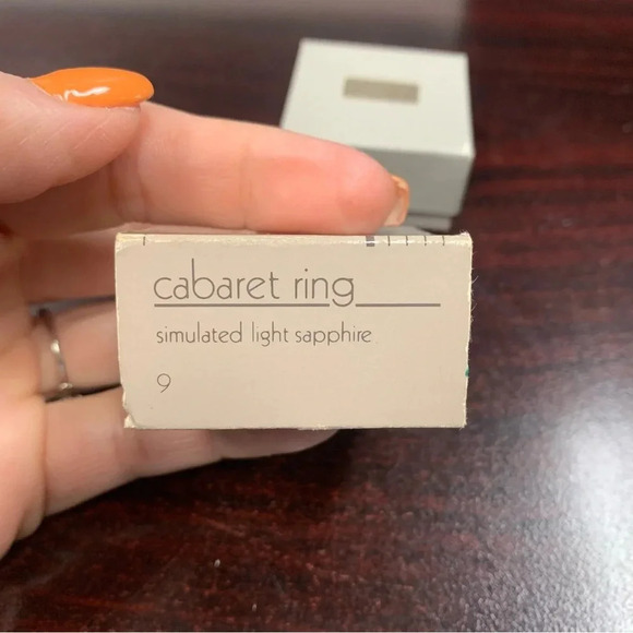 Avon Goldtone Ring size 9 with simulated light sapphire cabaret NIB 1986 - Picture 3 of 5